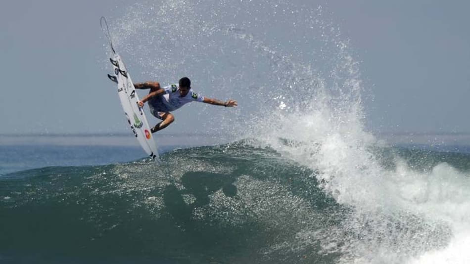 Três brasileiros avançam às quartas de final da etapa de Bali do WCT