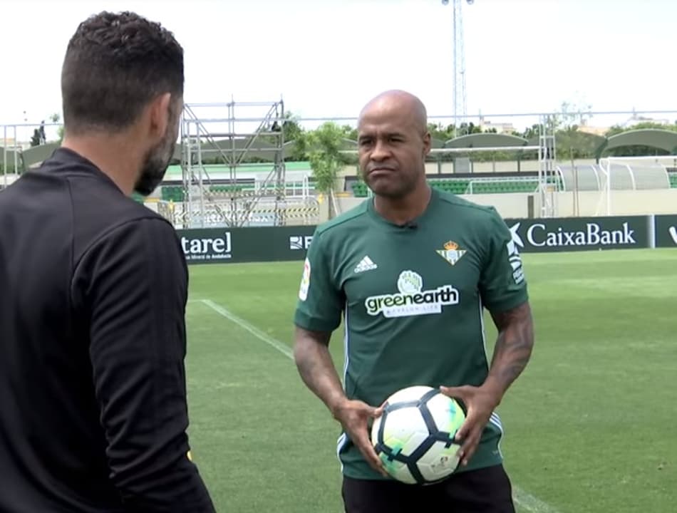Marcos Assunção visita CT do Betis e mostra que a pontaria continua afiada; Confira