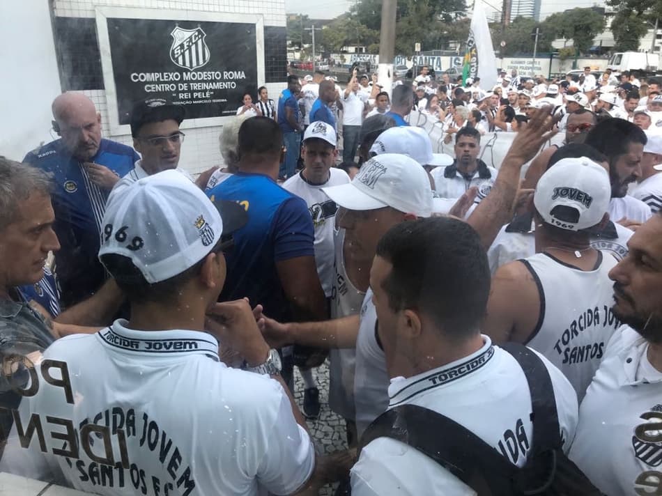 Invasão e confronto com a Polícia: torcida do Santos protesta no CT