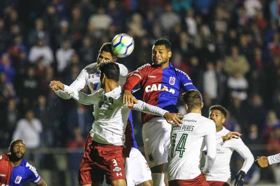 O Fluminense lutou, mas não conseguiu pontuar no duelo desta segunda-feira. Diante do Paraná, no Durival de Britto, pela nona rodada do Brasileirão, a equipe de Abel Braga não teve uma boa atuação coletiva e acabou derrotada por 2 a 1. Pablo Dyego, autor do gol, recebeu a maior nota. Confira, a seguir, as notas do LANCE! (Por Luiza Sá - luizasa@lancenet.com.br).