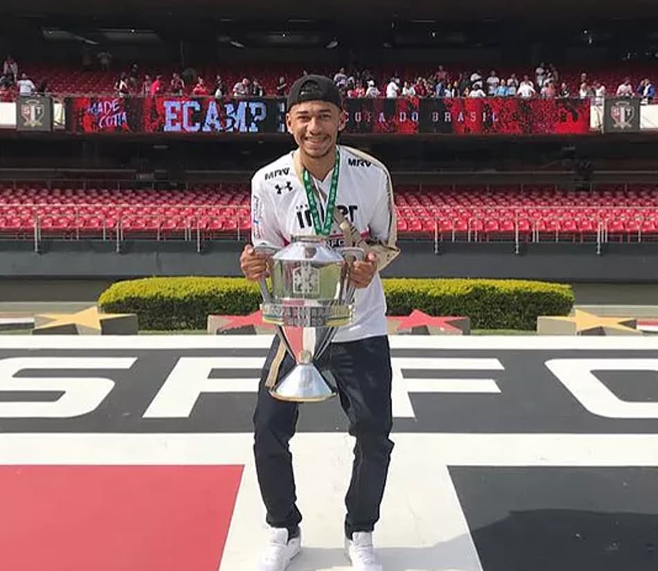 Decampeão na base do São Paulo, Fabinho elogia estrutura de Cotia