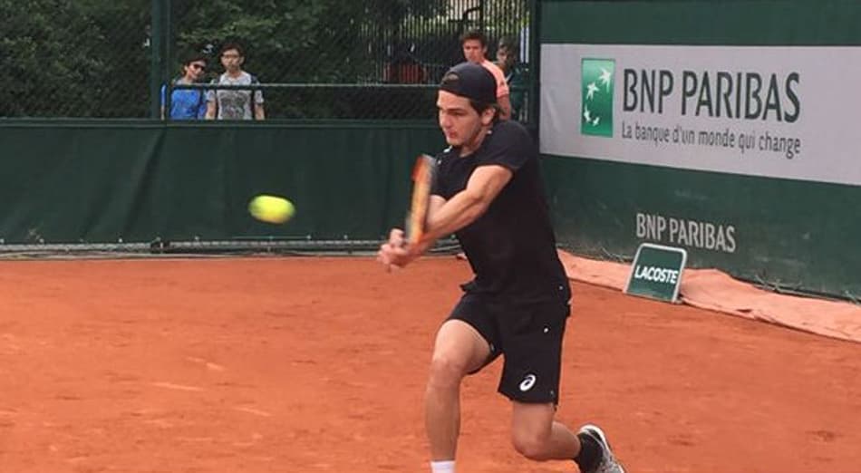 Thiago Wild despacha top 10 e faz quartas no juvenil de Roland Garros