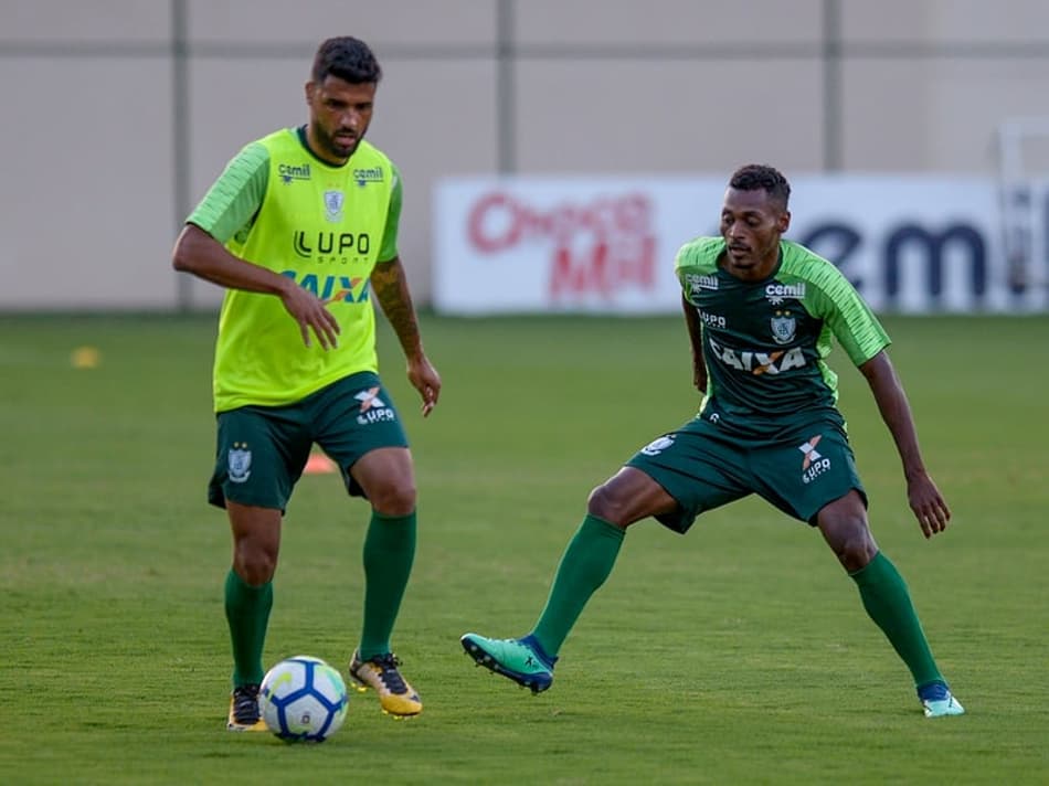 Enderson testa alternativas no último treino do Coelho antes de clássico