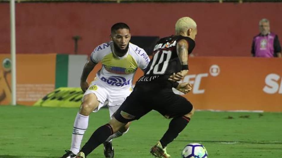 Apesar do lindo gol, Neílton critica a arbitragem no Barradão
