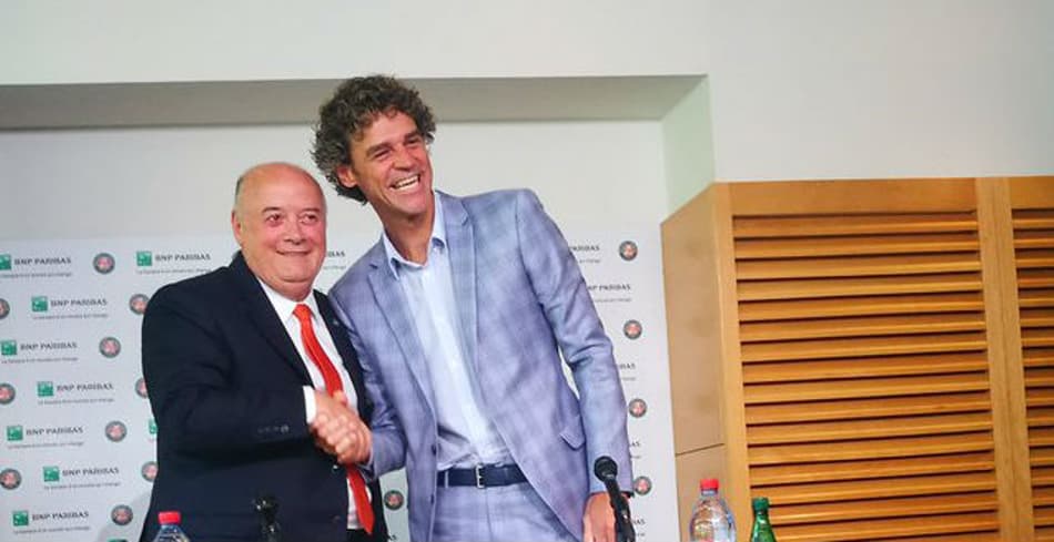 Guga vibra com homenagem no ATP Finals