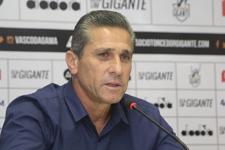 Jorginho mira títulos, diz que Vasco é diferente e pede que abracem a causa