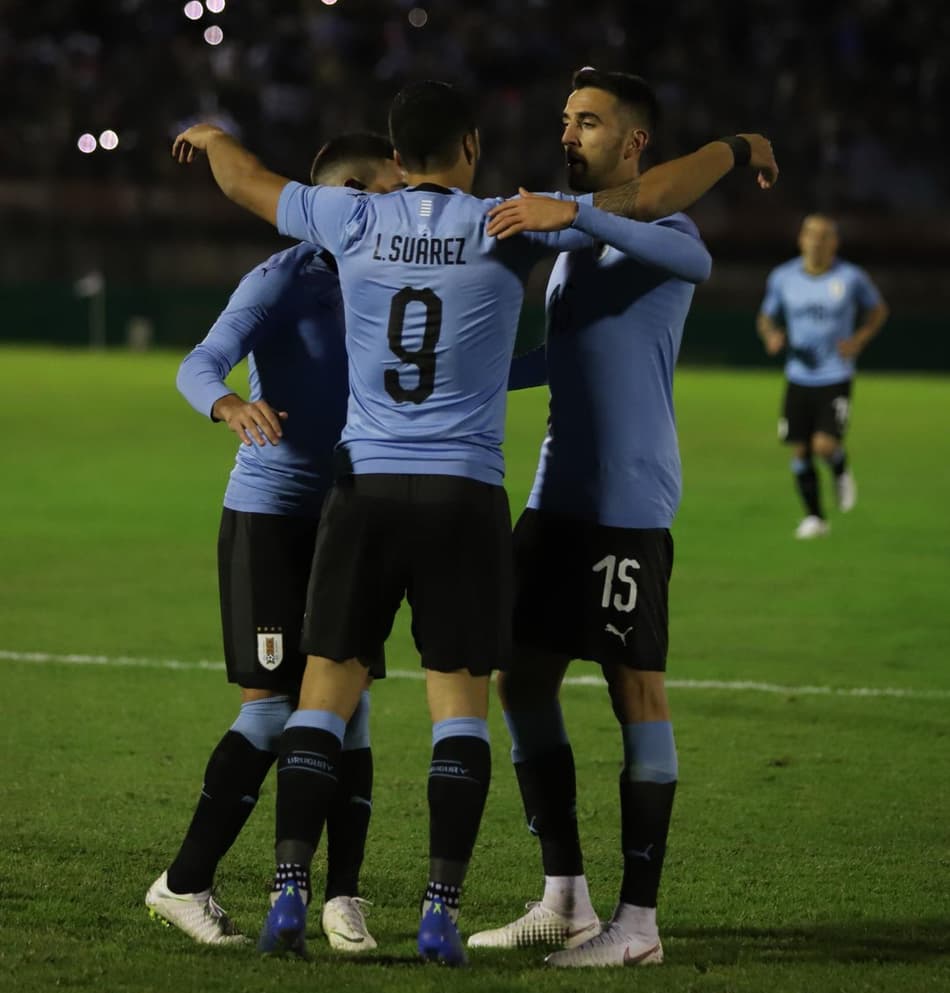 Suárez e Arrascaeta comandam vitória do Uruguai diante do Uzbequistão