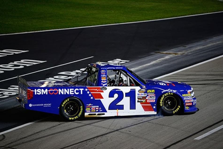Sauter conquista quarta vitória da NASCAR Truck Series no Texas