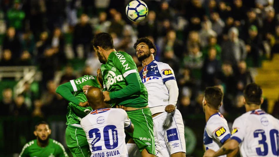 Sem risco de ficar no Z-4 antes da Copa, Chape foca no próximo jogo