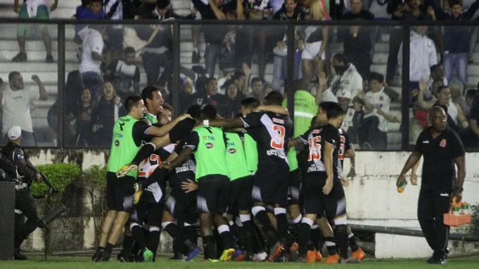 Pouca tática, muito papo: Jorginho dá ânimo que o Vasco precisava em casa