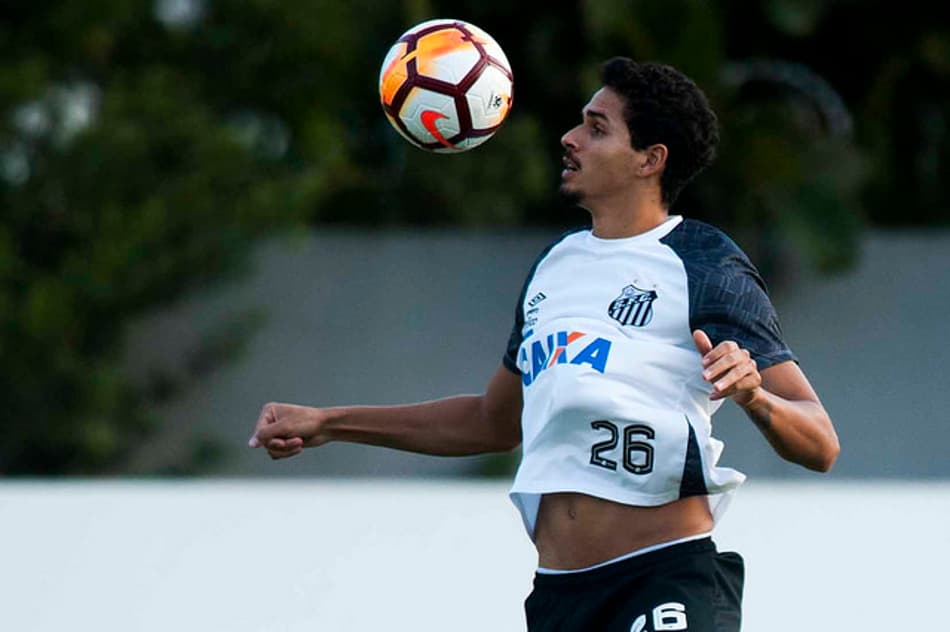 Perto de ser negociado pelo Santos, Veríssimo é poupado do treino