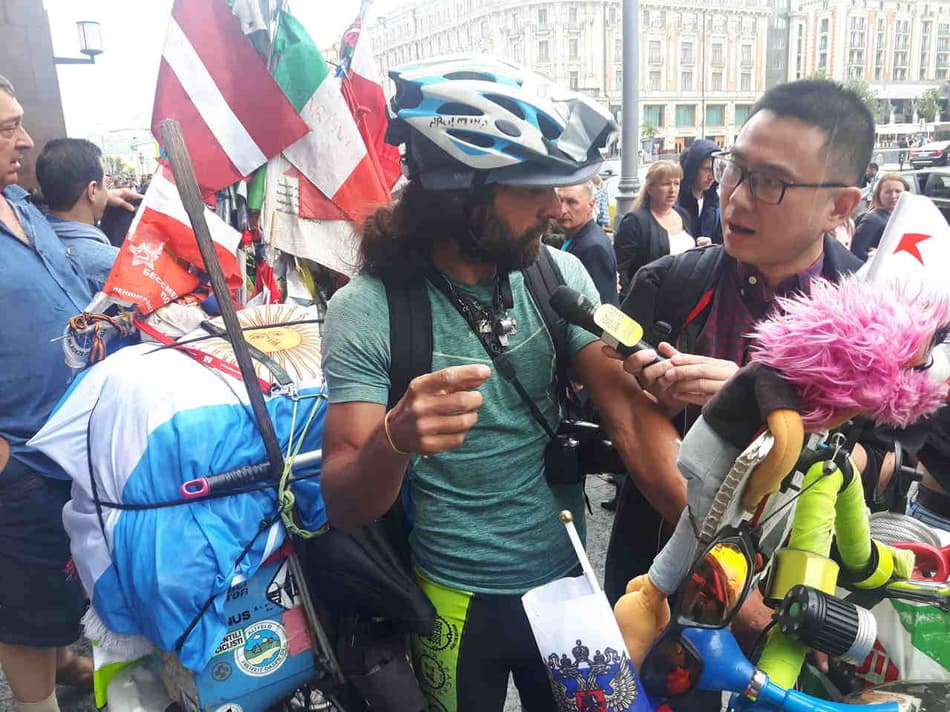 Argentino dá a volta ao mundo de bicicleta e chega em Moscou