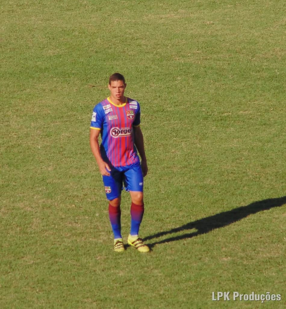 Zagueiro Mickael elogia Barcelona-RJ e busca acesso