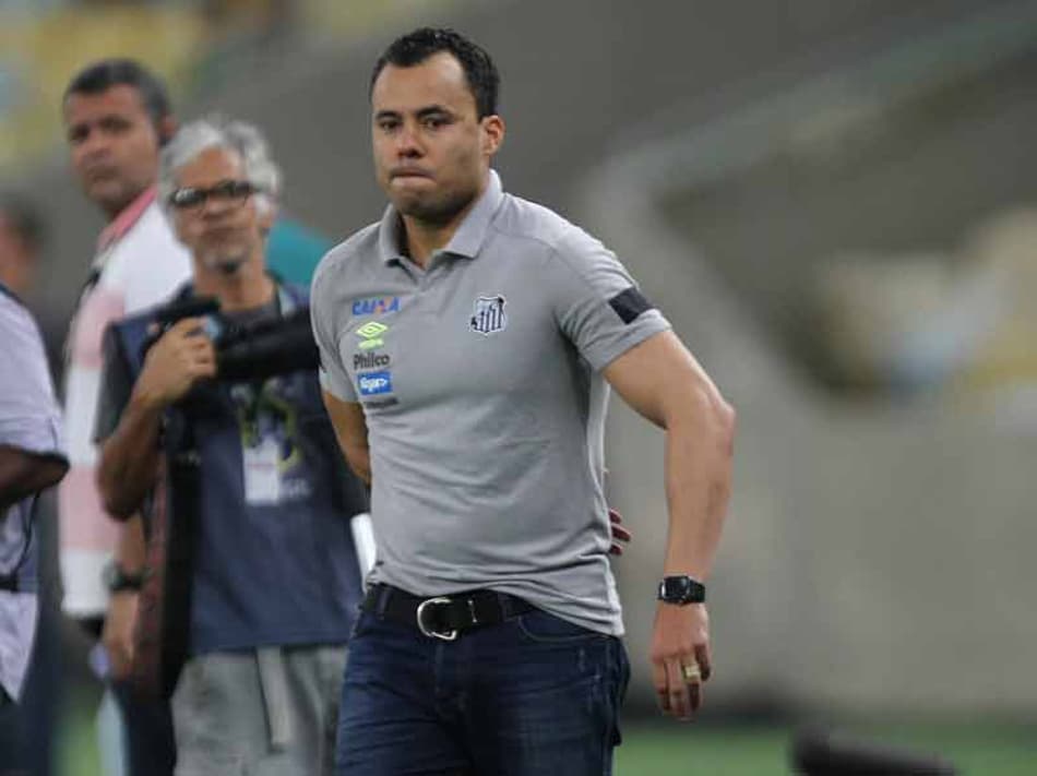 Paz, reforços e treinos: Jair suporta pressão e Copa pode ajudar o Santos