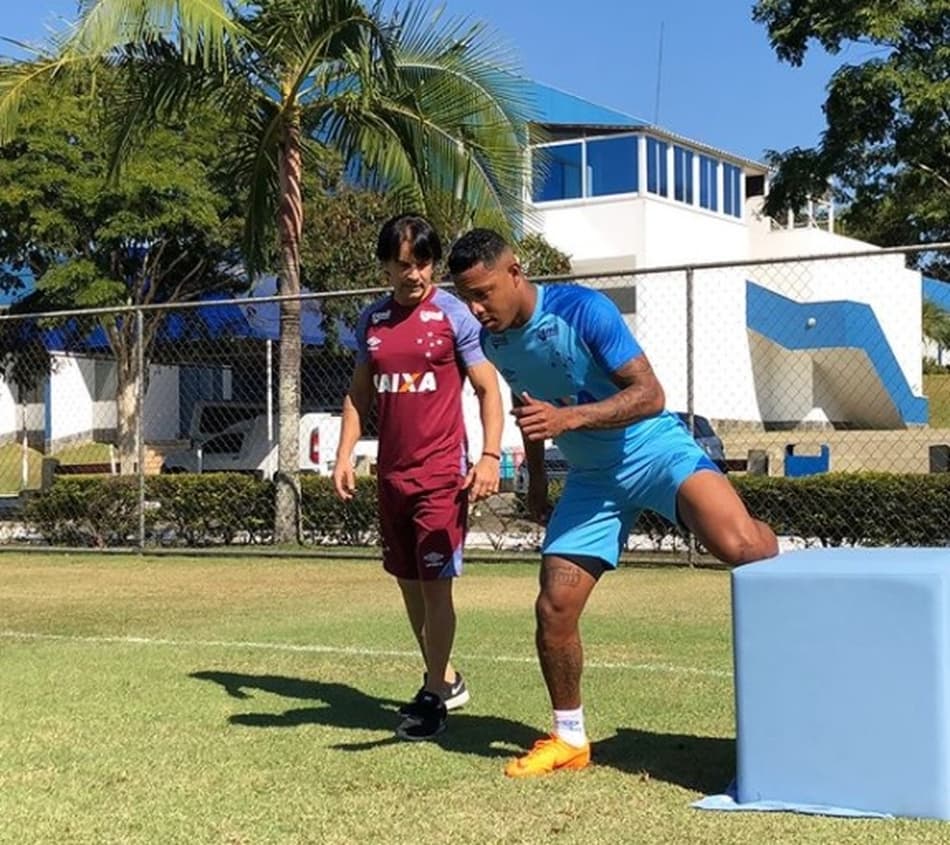 Sem folga! Atacante do Cruzeiro faz trabalho intenso na Toca da Raposa