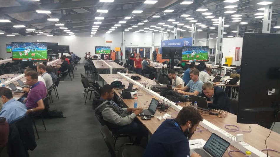 Diário de viagem: o centro de mídia vira, em dia de jogos, arquibancada