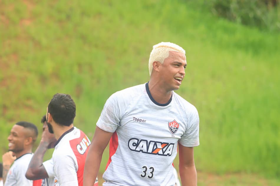 Zagueiro Aderllan deve voltar ao Vitória na próxima rodada do Brasileirão