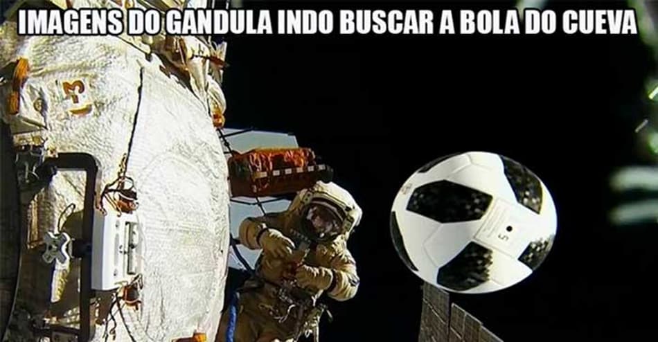 Cueva isola bola em cobrança de pênalti e é alvo dos memes na web
