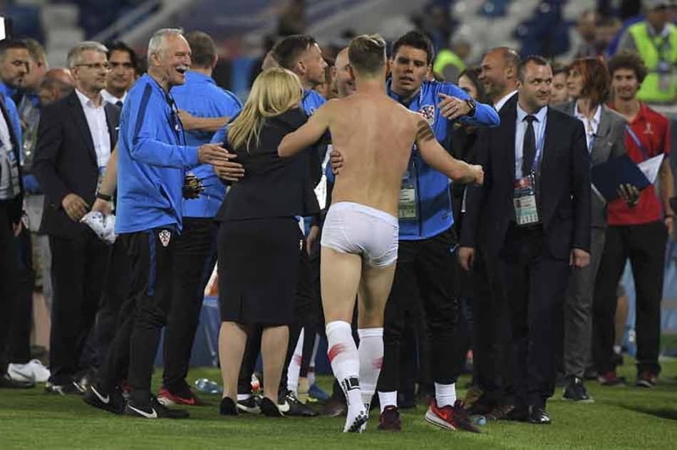 Rakitic extravasa e fica de cueca na comemoração de vitória croata