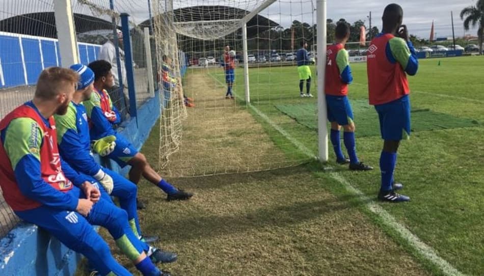 De olho no Guarani, Geninho comanda treino do Leão da Ilha