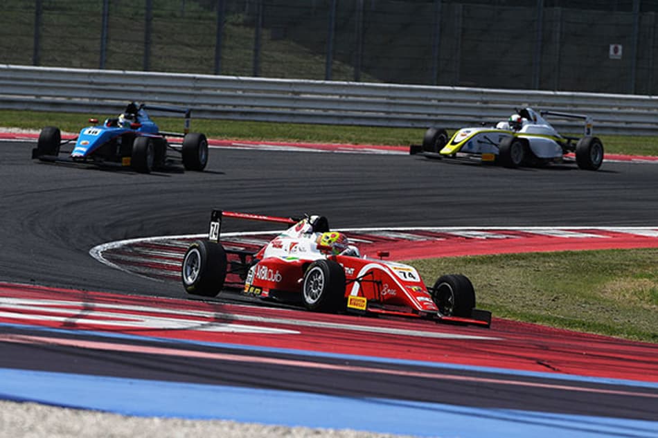 Enzo Fittipaldi faz história na F-4 Italiana com 3 poles e 3 vitórias em 3 provas em Misano