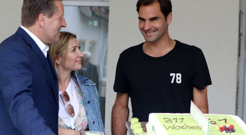 Federer chega em Halle, é recebido com bolo e tem dúvidas sobre calendário pós-Wimbledon