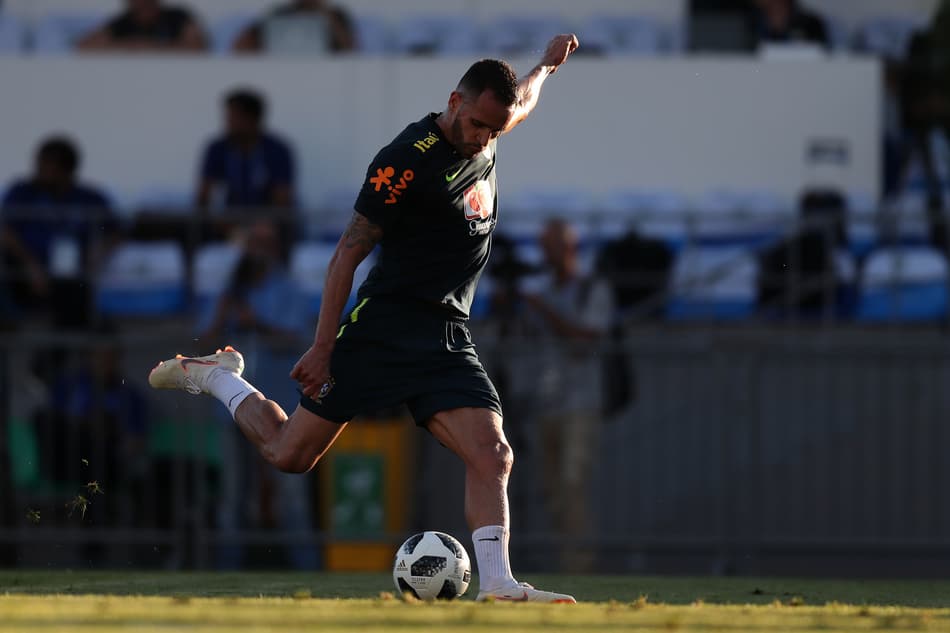 Preparador da Seleção admite sobrecarga em treinos, mas nega problema com Douglas Costa