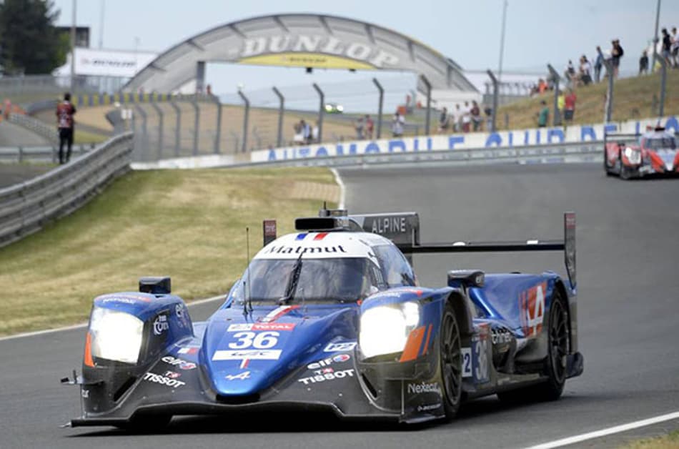 André Negrão recebe vitória da LMP2 em Le Mans, após exclusão da G-Drive