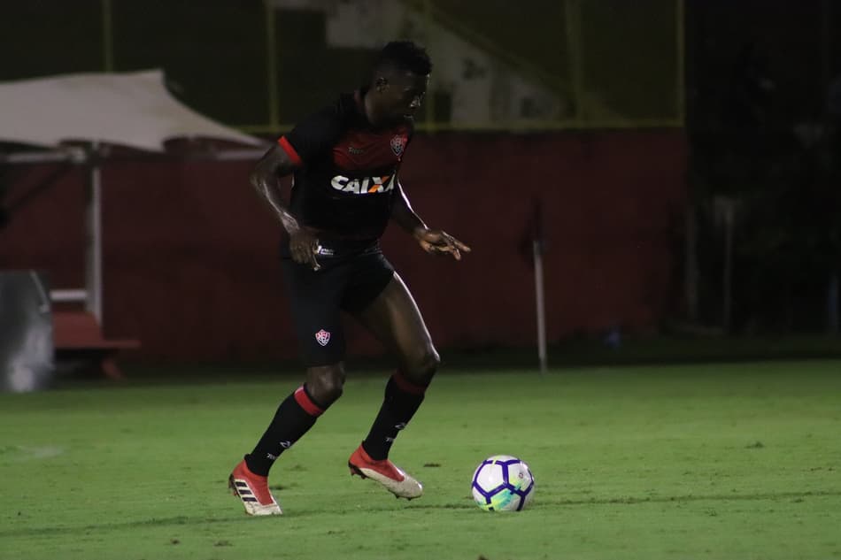 Recuperação física e correção dos erros são pontos analisados por zagueiro do Vitória