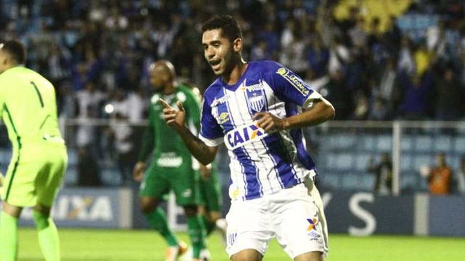 Com tempos distintos, Avaí e Guarani empatam e seguem na luta pelo G-4