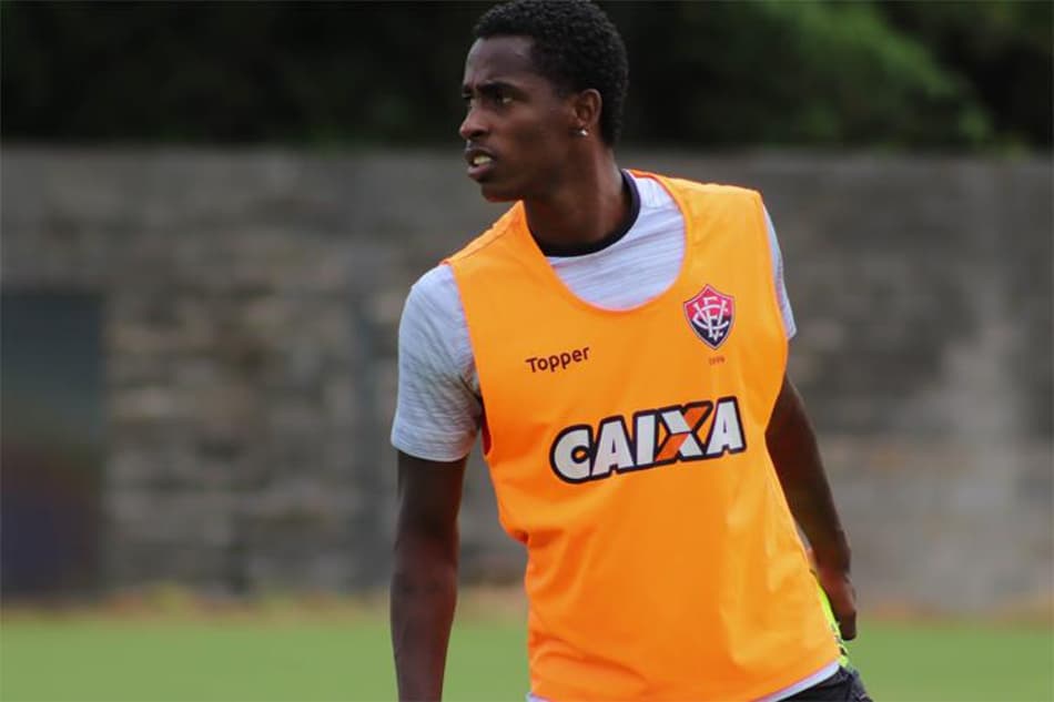 Atlético-MG acerta com atacante Denílson por cinco temporadas