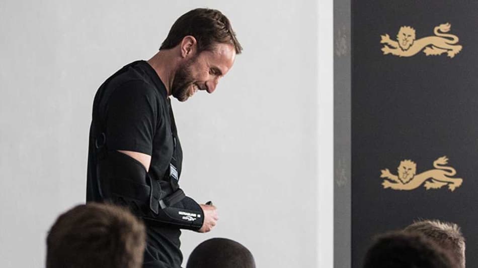 Técnico da Inglaterra lesiona ombro e brinca: 'Não posso comemorar gol'