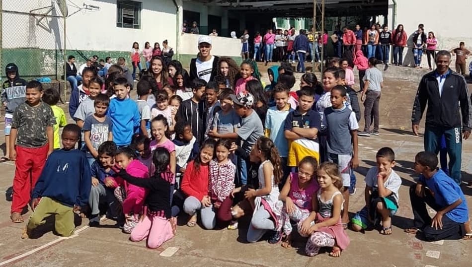 Atravessando boa fase, Richard visita cidade natal e faz palestra a crianças