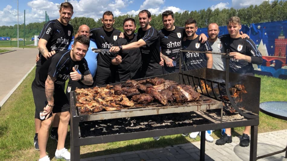 Elenco uruguaio festeja classificação para o mata-mata com churrasco