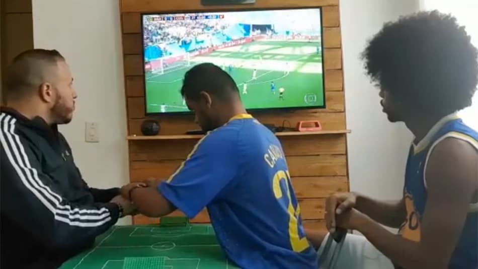 Guias-intérpretes ajudam surdo-cego a viver a emoção do gol de Coutinho