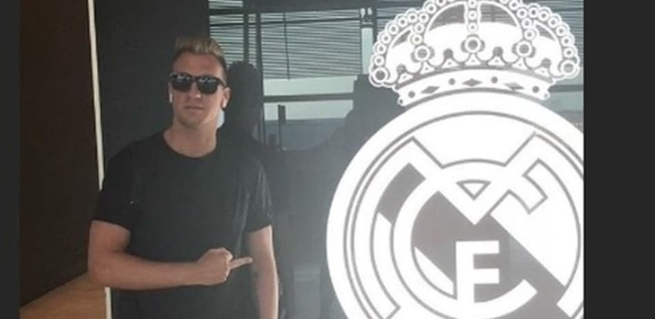 Ex-jogador do Barcelona faz gesto obsceno ao lado de escudo do Real