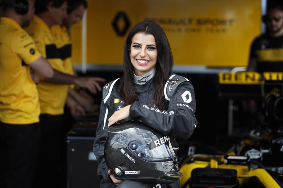 Renault convida mulher saudita para comemorar “direito de dirigir” no país