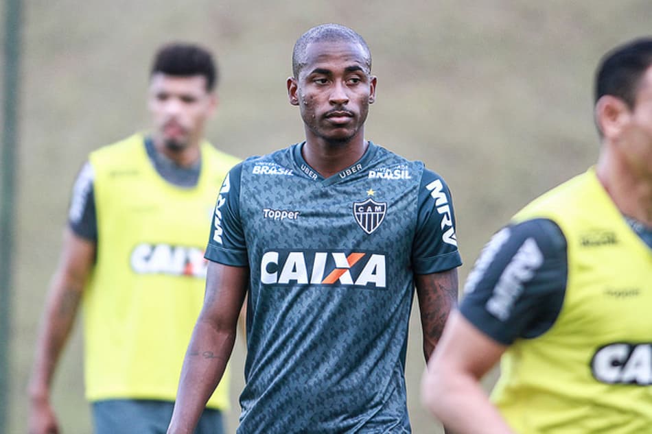 Denílson vê Ricardo Oliveira como referência e almeja títulos no Galo