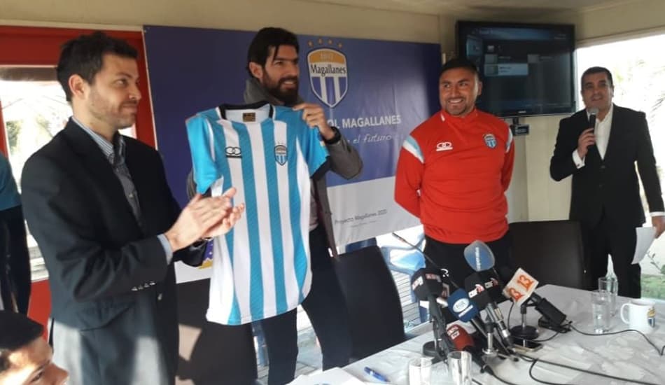 Cheira gol! Veterano Loco Abreu marca pelo 27º clube diferente