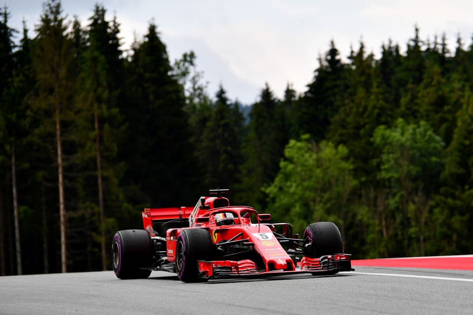 F1: Vettel admite estar atrás em ritmo de qualificação, mas mantém esperanças para a corrida