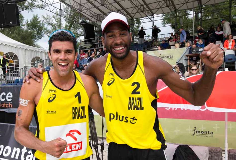 Evandro bate ex-parceiro e avança à final da etapa de Varsóvia com Vitor