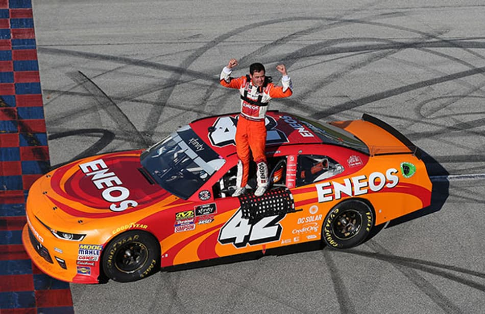 Kyle Larson recupera prejuízo e vence Xfinity Series em Overton