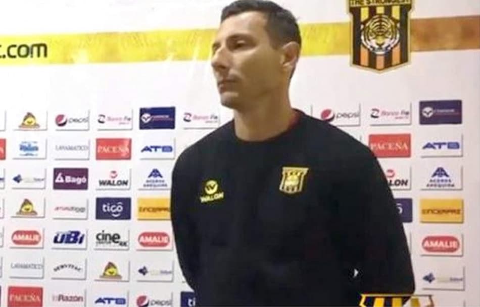 Após aposentadoria, Pablo Escobar vira técnico do The Strongest