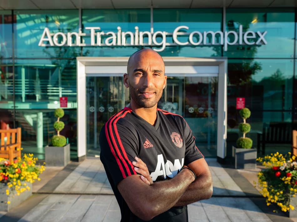 Manchester United anuncia a contratação de Lee Grant