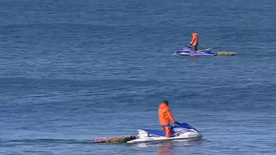 Etapa de Jeffreys Bay é interrompida por tubarão. Mineirinho avança