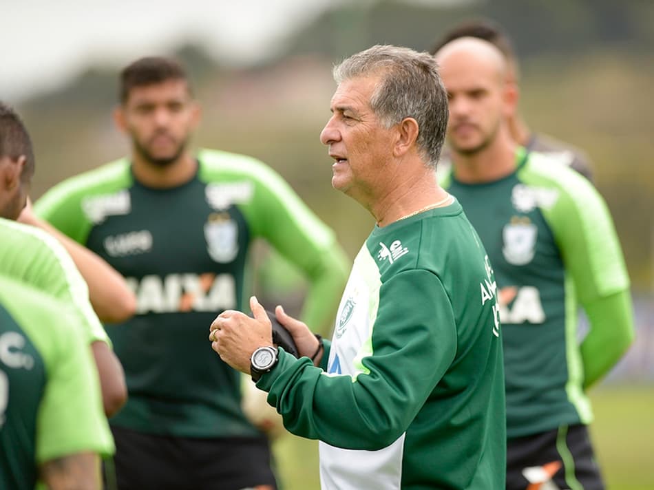Drubscky faz testes na equipe do América-MG durante jogo-treino