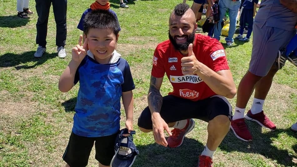 No Japão, Alex Muralha faz grandes defesas e segura o empate do Albirex