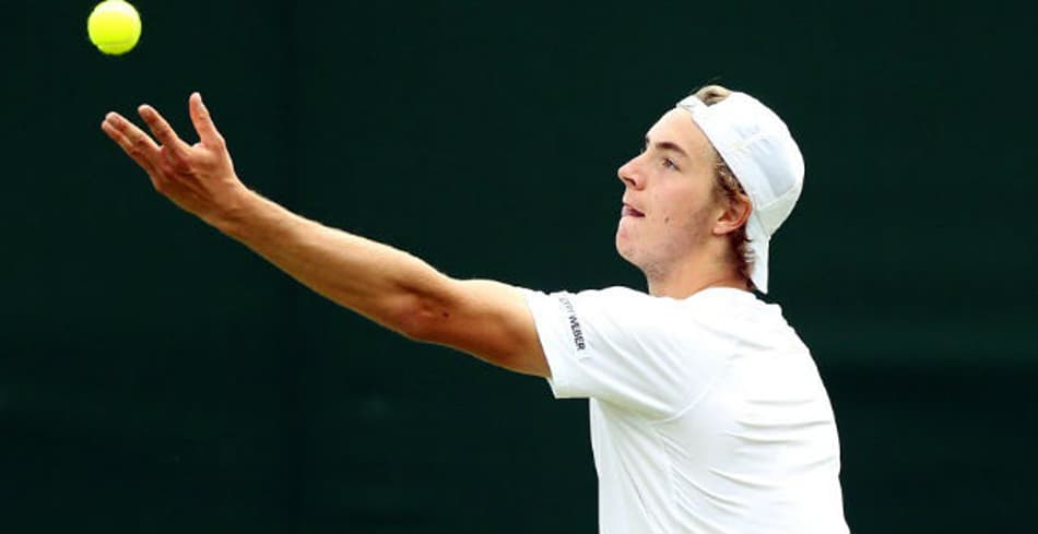 Alemão leva 61 aces de Karlovic, mas vira batalha e é o adversário de Federer em Wimbledon