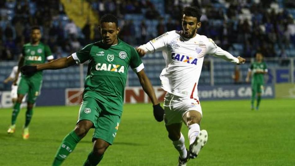 Fatal! Goiás segura pressão, vence o Avaí e sobe na tabela da Série B