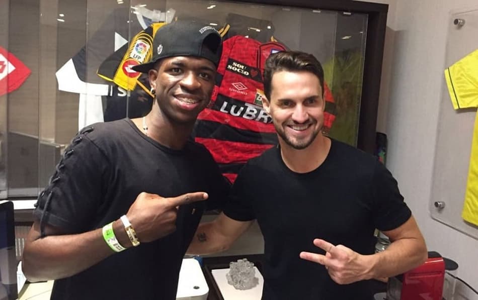 A benção! Sávio recebe em sua casa atacante Vinícius Júnior